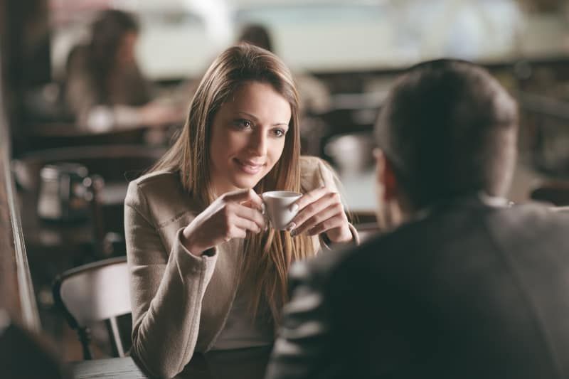 doamnă bea cafea cu bărbatul ei