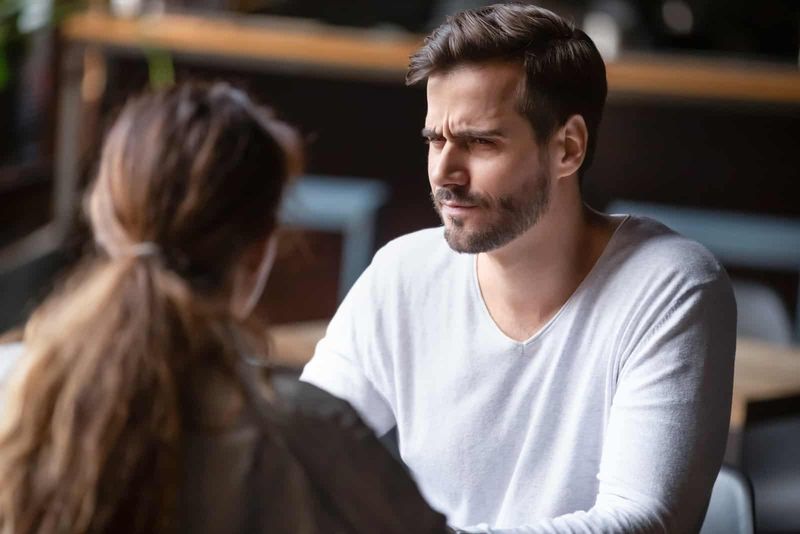 một người đàn ông thất vọng khi nói chuyện với một người phụ nữ