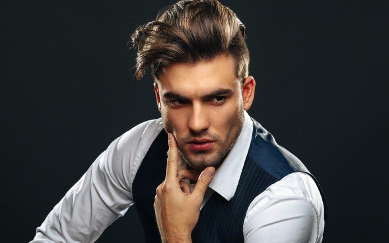 Portret przystojnego młodego mężczyzny w koszuli i kamizelce