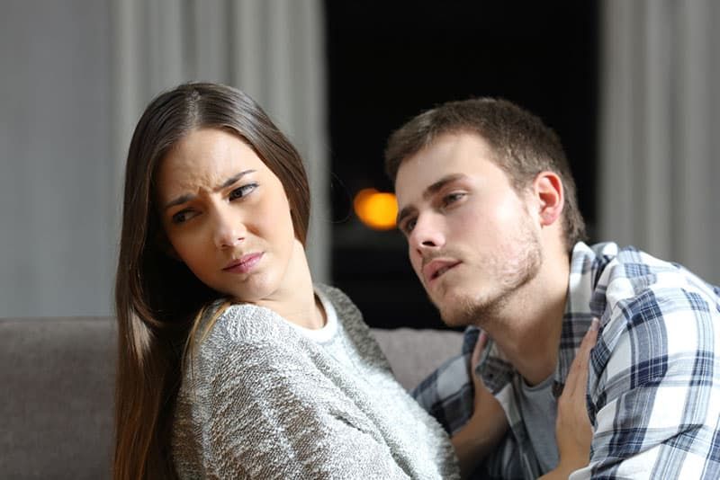 traurige frau, die draußen sitzt