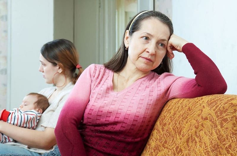dona adulta tractament silenciós contra la filla adulta amb un nadó que porta