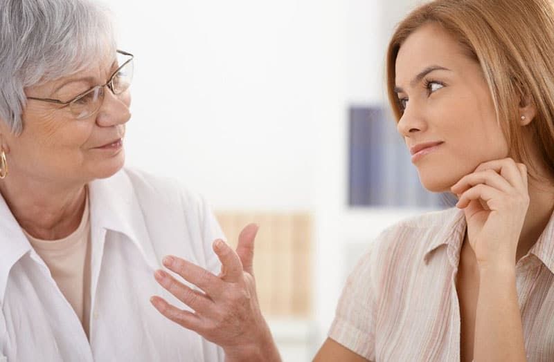 dona gran parlant amb una dona més jove