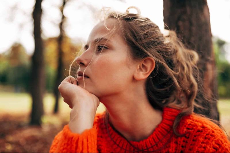 peinzende vrouw die wegkijkt