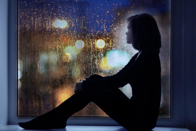 una mujer imaginaria sentada junto a la ventana