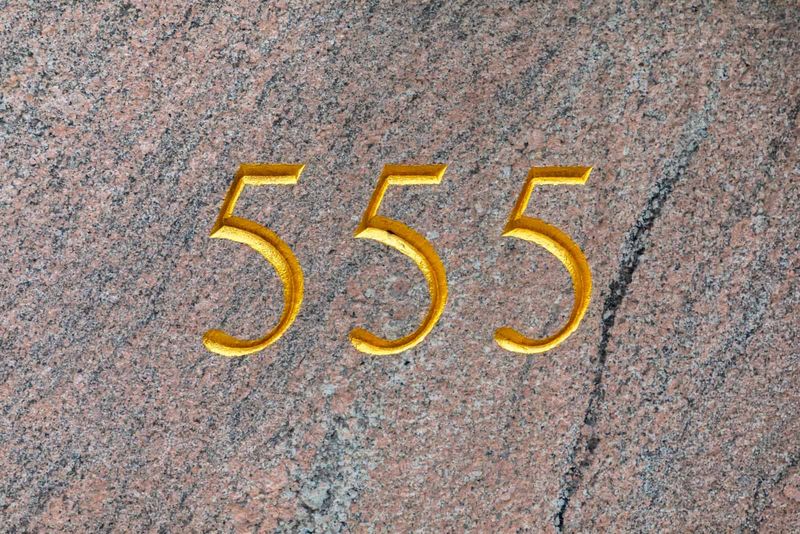 numărul de aur 555 pe fundal cu pietre