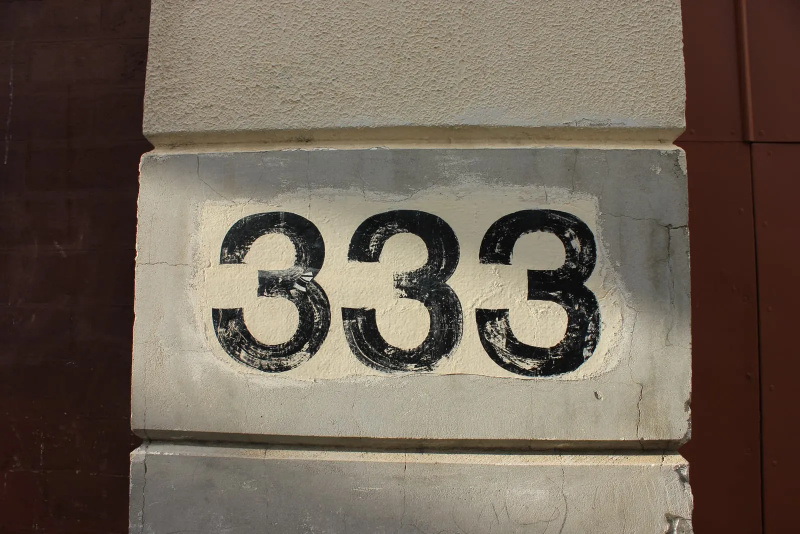 número de carrer negre sobre superfície blanca