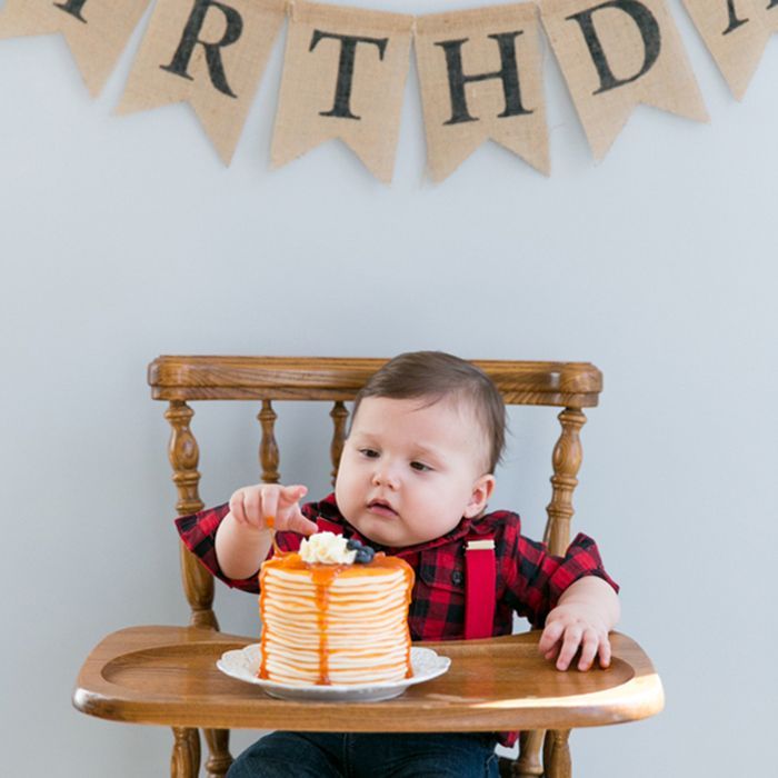 Criança, Amarelo, Criança pequena, Mesa, Aniversário, Quarto, Comida, Móveis, Festa, Bebê,