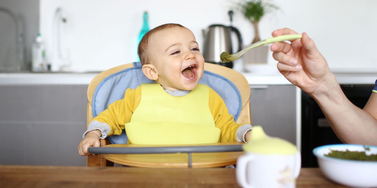 Kind, Kleinkind, Essen, Baby, Löffel, Geschirr, Babynahrung, Sitzen, Lächeln, Essen,