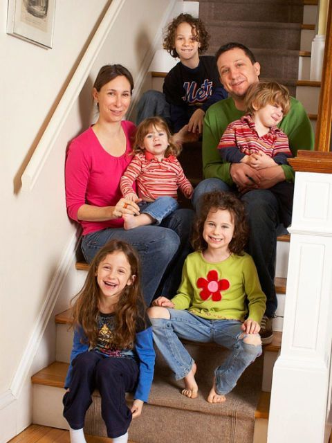 siebenköpfige Familie, zwei Zwillingspaare und ein Kind
