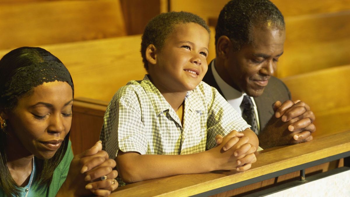 Familie, die in der Kirche betet
