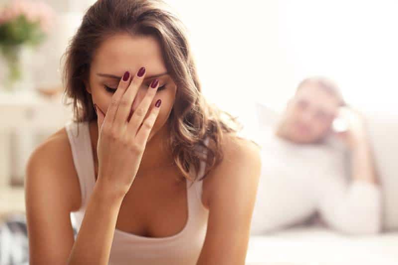 tužna žena ima problem sa svojim muškarcem u spavaćoj sobi