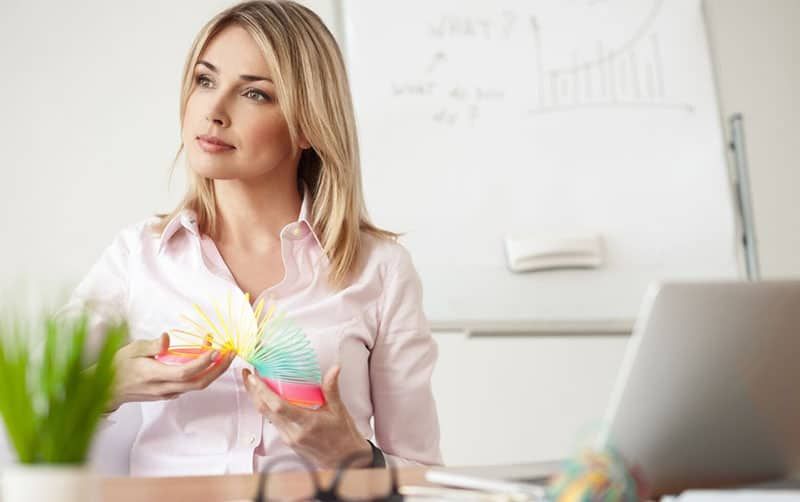 ungeduldige frau, die schleichendes spielzeug spielt, um sie zu beruhigen