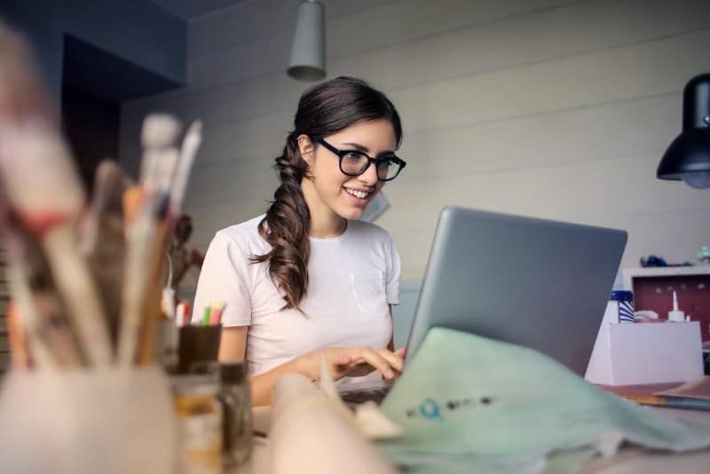 mulher com óculos usando laptop