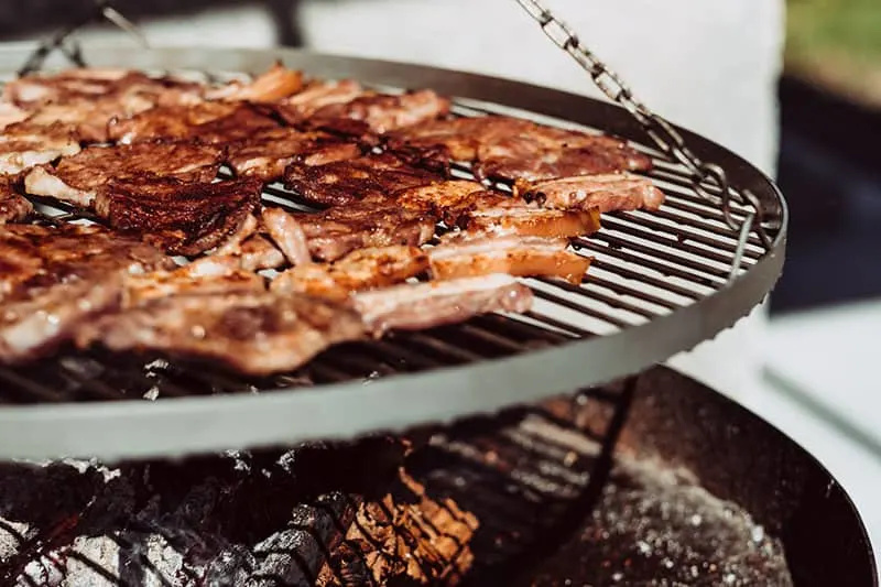   mięso na grillu