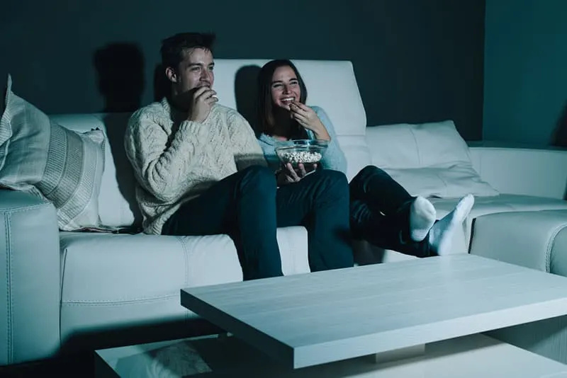  uśmiechnięta para ogląda telewizję