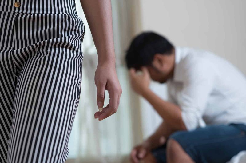 người phụ nữ bước ra khỏi người đàn ông