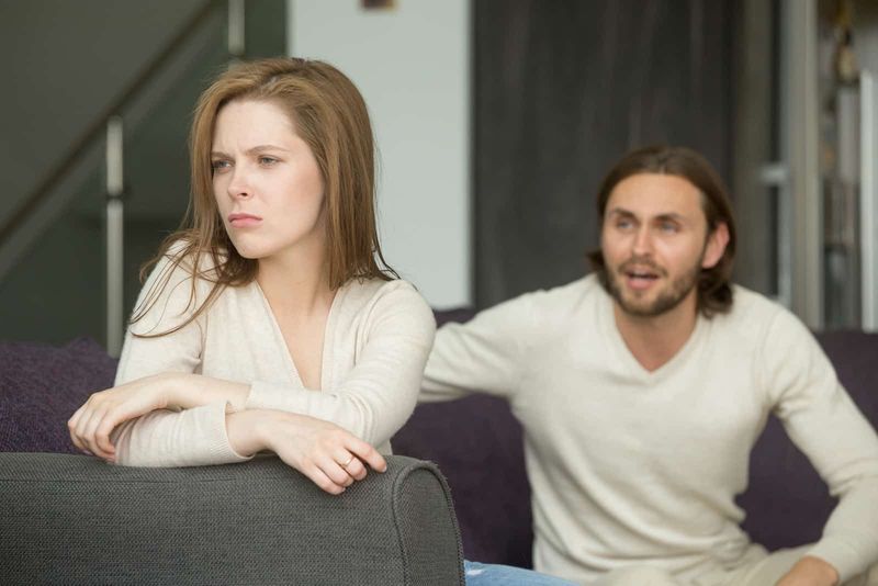 امرأة حزينة أدارت ظهرها للرجل