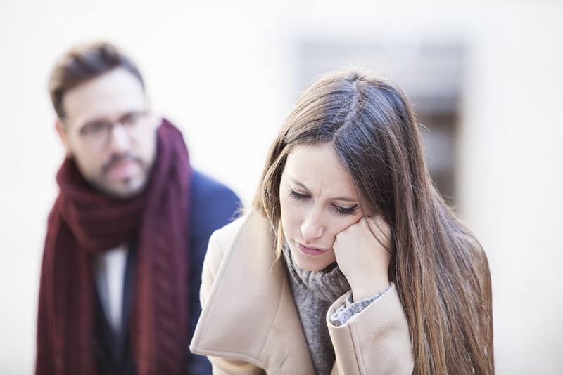 Casal jovem com dificuldades de relacionamento