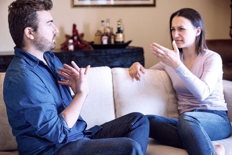 Casal triste com problemas em casa se sentindo mal e discutindo