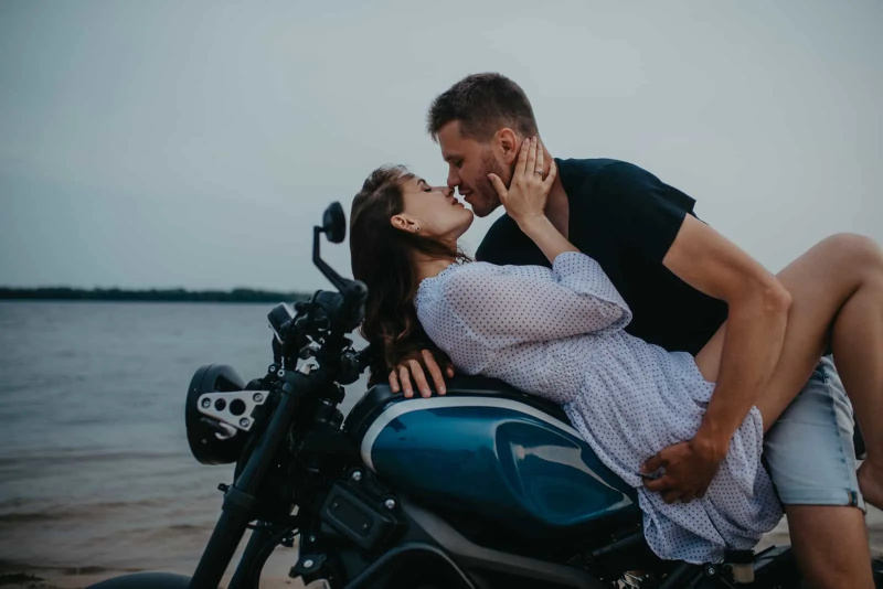  casal se beijando na moto