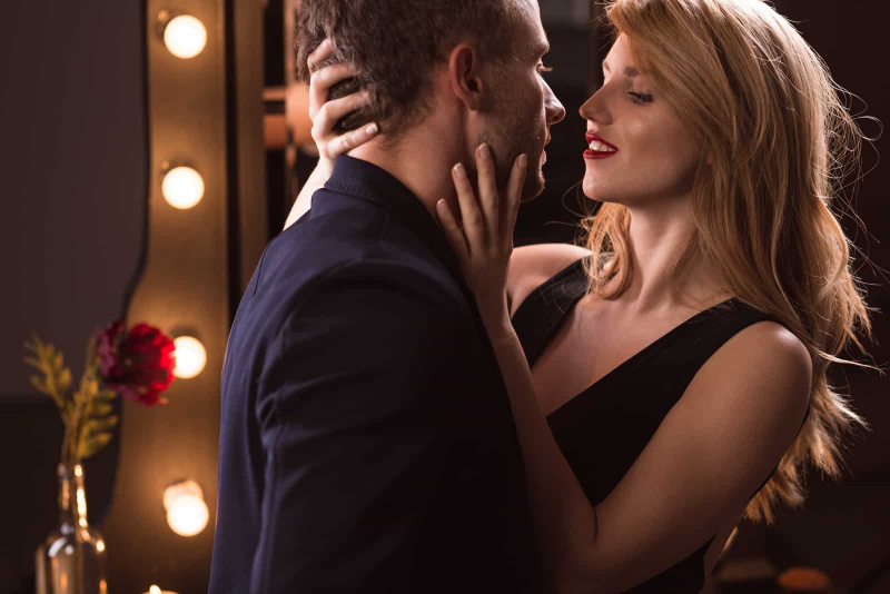   mulher flertando com homem