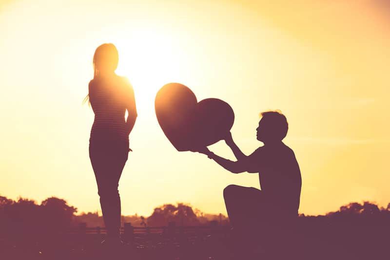 người đàn ông trao trái tim lớn cho người phụ nữ