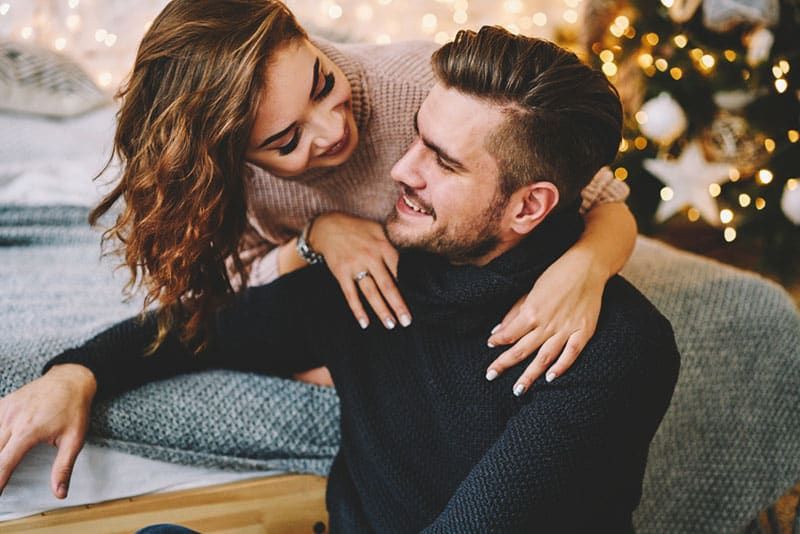 người phụ nữ ôm một người đàn ông đang mỉm cười