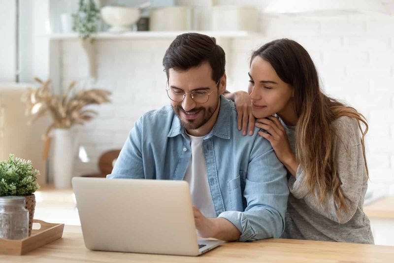 ζευγάρι στο φορητό υπολογιστή τους συζητώντας για ζευγάρια ιδέες ονόματος χρήστη