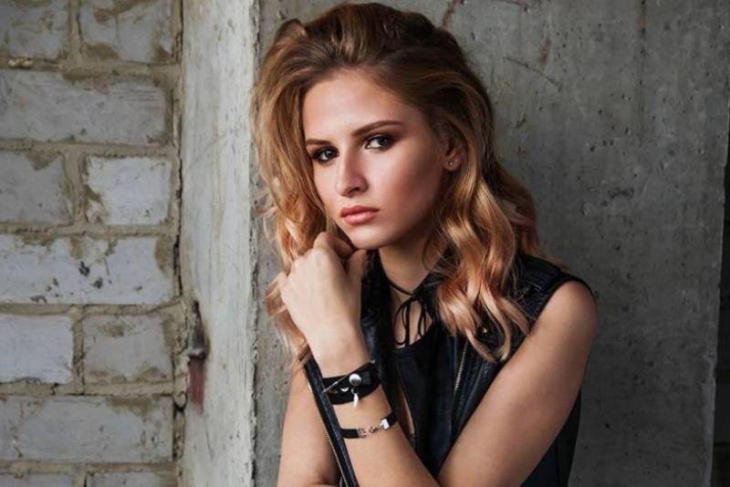 retrato de uma linda mulher loira com vestido preto