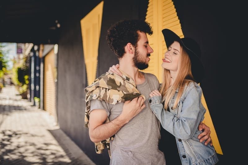 schattig paar knuffelen met vrouw