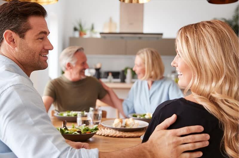 vriendje voorstellen aan ouders tijdens de maaltijd in de eetzaal