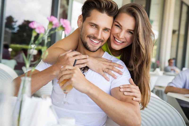 người phụ nữ ôm người đàn ông
