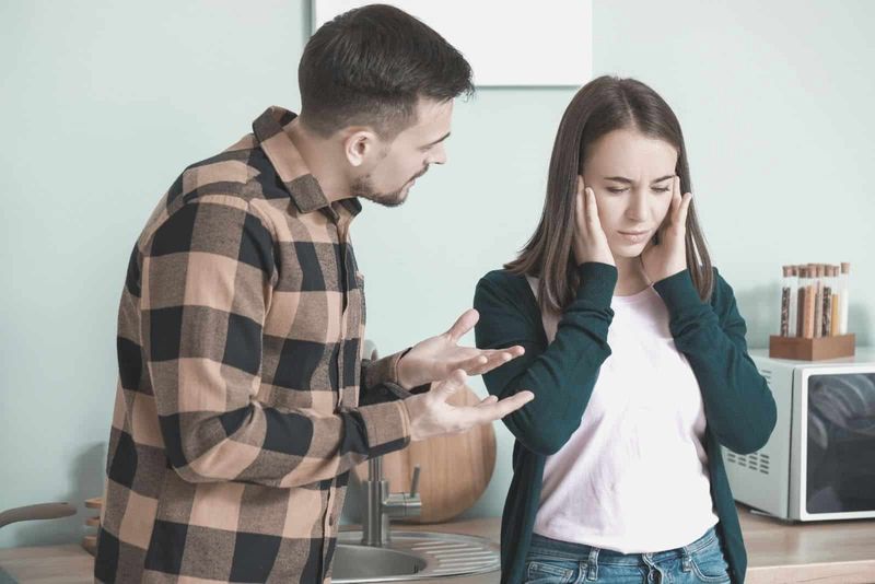 jovem casal brigando dentro da cozinha