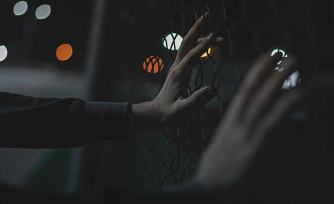 10 sinais definitivos de que seu ex quer voltar (mas não o admite)