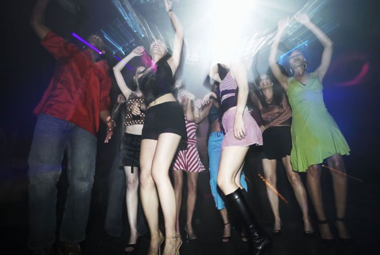 Amigos en un club