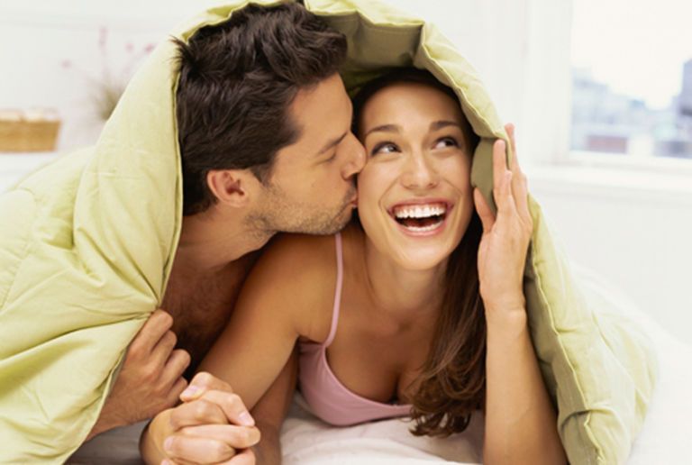 Pareja, acurrucarse, en cama