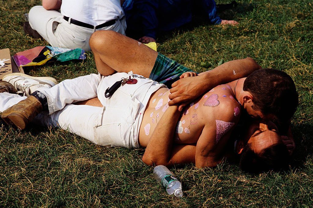 casal gay se beijando no parque