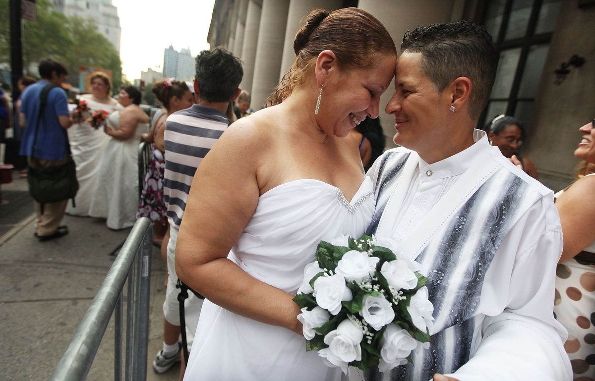 os escritórios dos funcionários da cidade de nova york abrem no domingo para o primeiro dia de casamentos gays