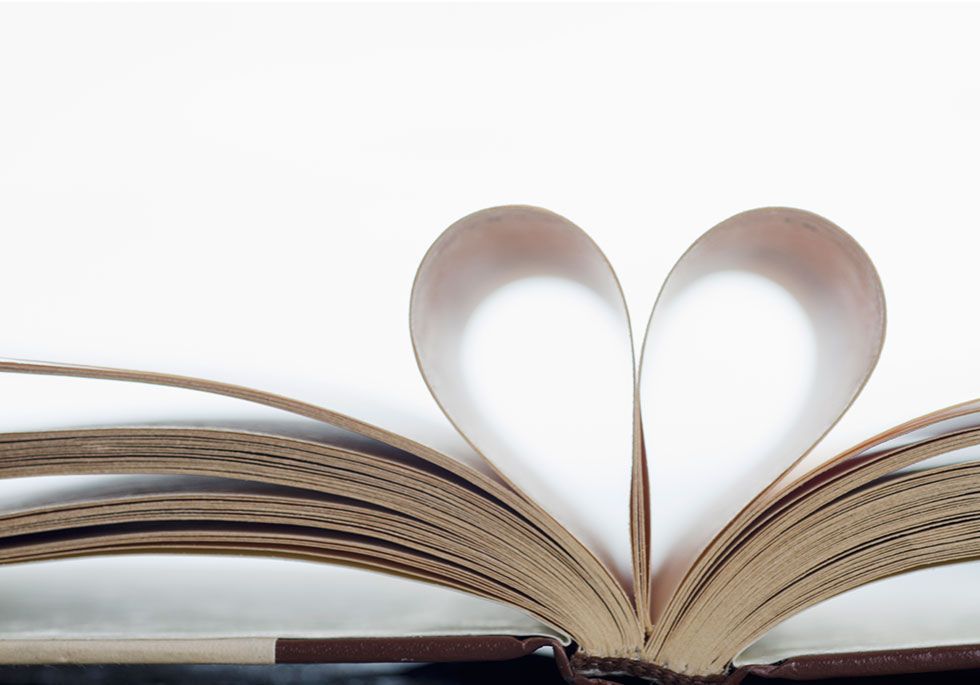 Blanco, Libro, Corazón, Amor, Publicación, Fotografía de naturaleza muerta, Propiedad material, Habitación, Arquitectura, Pétalo,