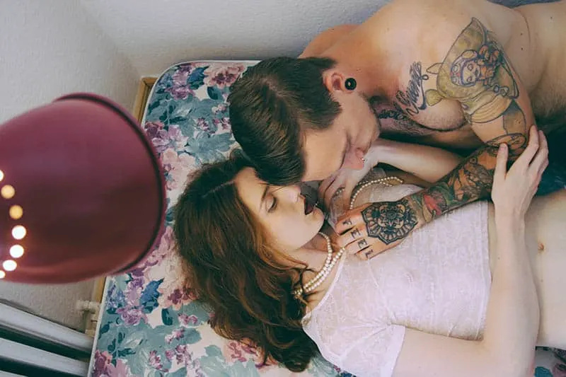 Mann kuschelt Frau Tattoo