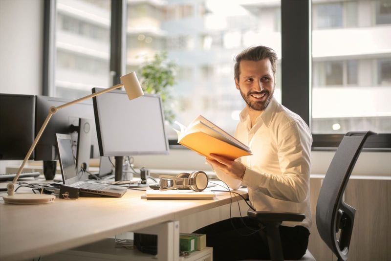 الرجل، حمل كتابا، بينما، جلس على الطاولة، إلى داخل، office