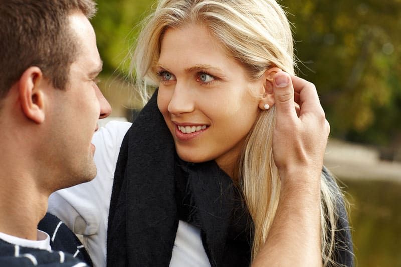 אישה בלונדינית מאוהבת בגבר שהיא מסתכלת עליו