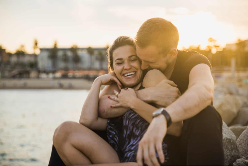   Romantyczna para trzymająca się nad morzem
