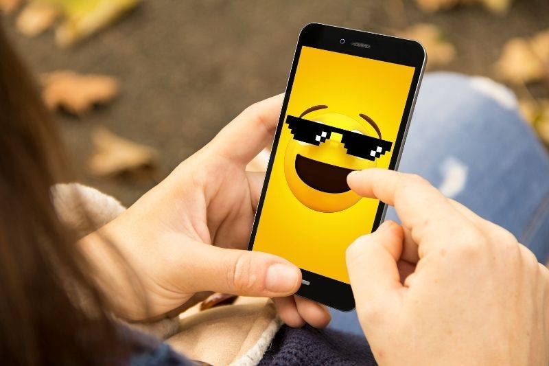 жена с мем телефон в парка в горен ъгъл