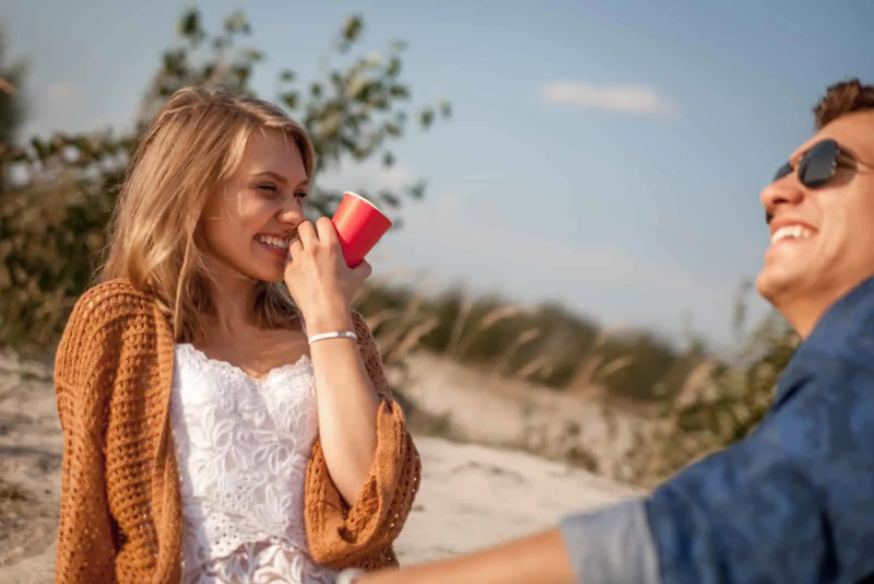   امرأة جميلة تضحك مع l'uomo sul picnic in natura