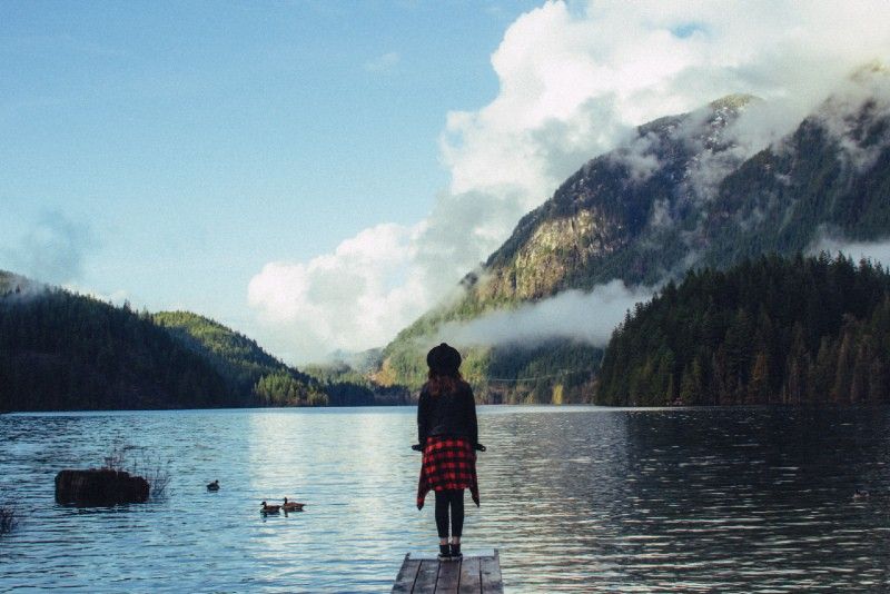 المرأة، ب، القبعة السوداء، تصنيف، على قفص الاتهام، looking at، water