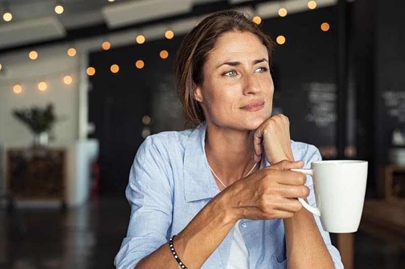 nachdenkliche Frau, die Kaffee trinkt