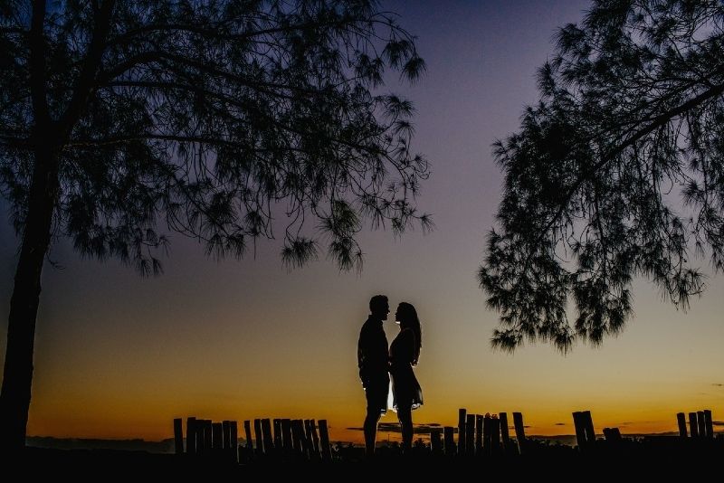 man en vrouw die oogcontact maken tijdens zonsondergang