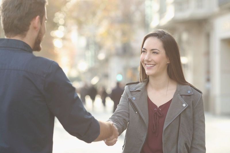 man en vrouw eerste ontmoeting op straat