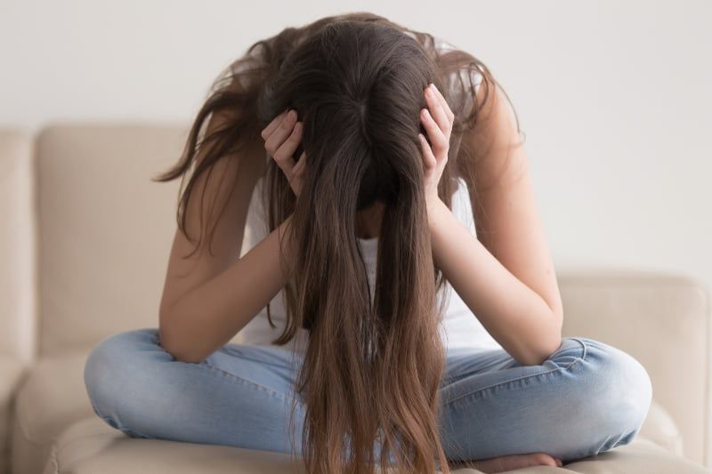 καταθλιπτικός έφηβος που κάθεται
